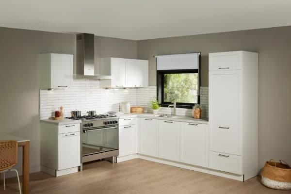 Witte landelijke keuken in hoekopstelling