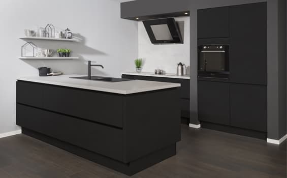 Zwarte industriële keuken