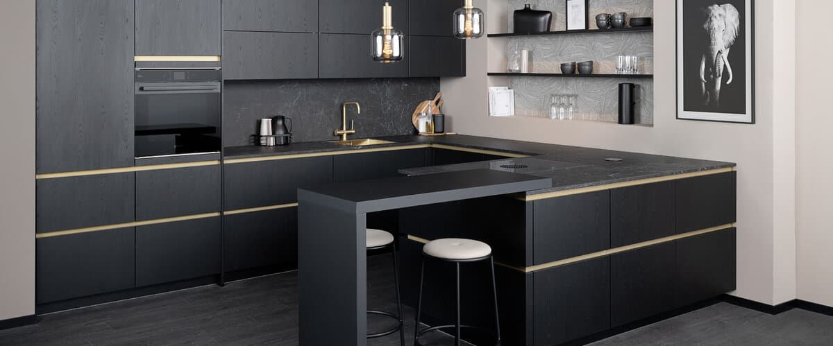 csm_Zwarte-u-keuken-met-gouden-details_3218681266.jpg